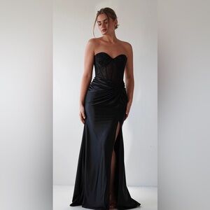 Chic Strapless Black Gown